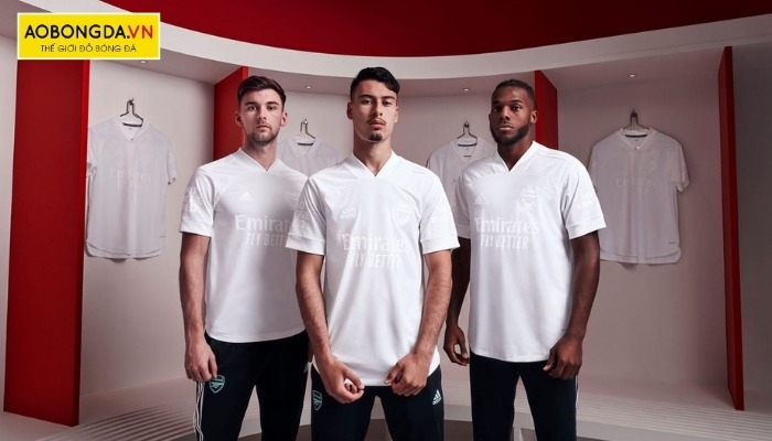 Thiết kế áo Arsenal sân nhà 2024 trắng trơn hưởng ứng chiến dịch “Không màu đỏ”