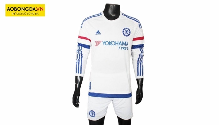 Mẫu áo bóng đá dài tay màu trắng viền xanh đỏ của clb Chelsea