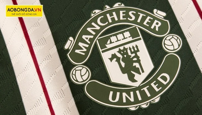 Logo của áo Manchester United rẻ được in chuyển nhiệt chắc chắn không bong tróc
