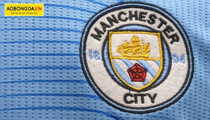 Ý nghĩa đặc biệt đằng sau logo của đội bóng xanh thành phố Manchester