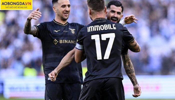 Áo Lazio 2023 trên sân khách sử dụng màu chủ đạo là màu đen