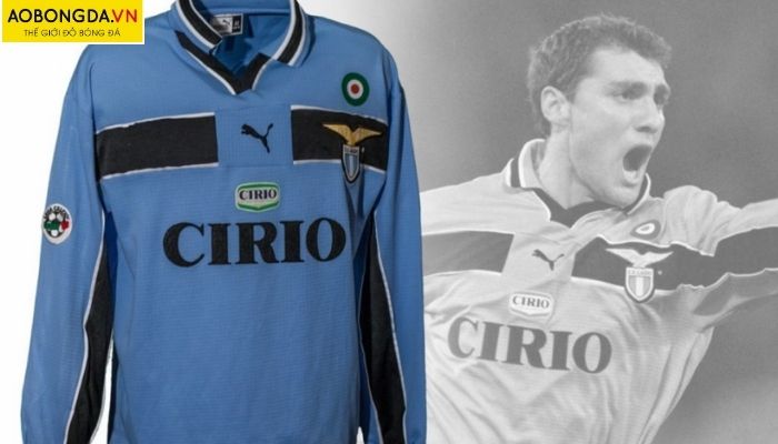 Mẫu áo dài tay của Lazio sử dụng màu tương tự như mẫu áo thi đấu chính thức
