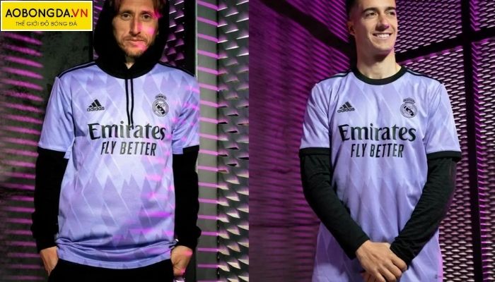 Áo Real Madrid sân khách mùa giải 2022 -2023 là một chiếc áo nổi bật được thiết kế với màu tím