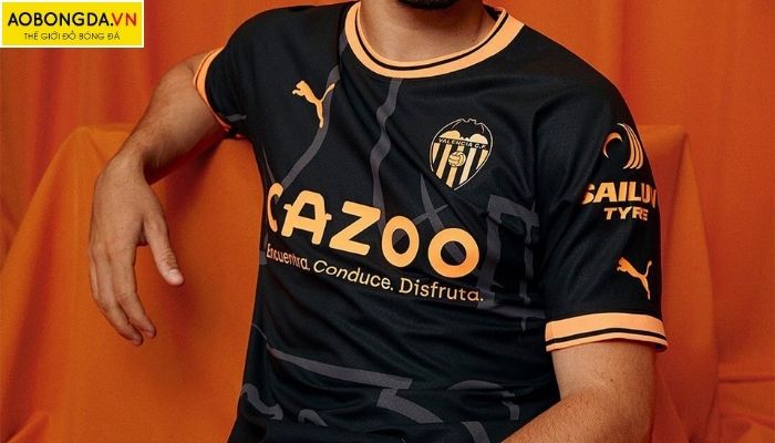 Áo sân khách mùa giải 2022-2023 với màu đen, viền tay áo màu cam nổi bật cùng nhà tài trợ mới là Cazoo.