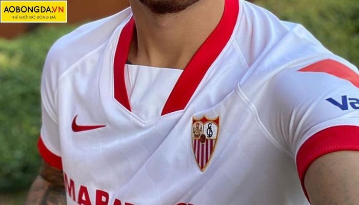 Mẫu áo Sevilla sử dụng trên sân nhà năm 2020-2021