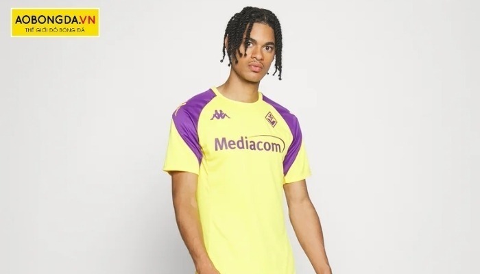 Mẫu áo Fiorentina training màu vàng chủ đạo phối màu tím ở cầu vai áo