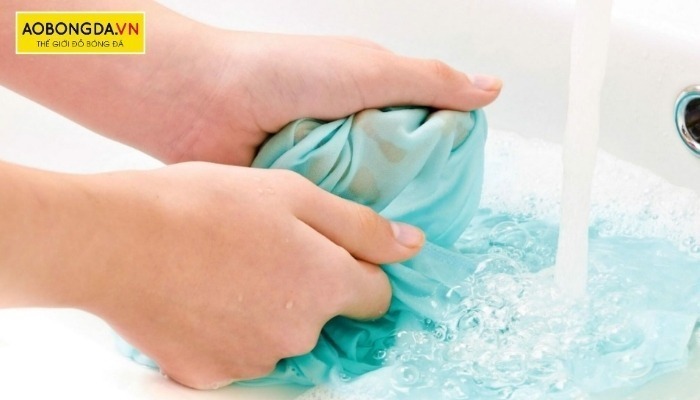 Giặt áo bóng đá bằng tay với nước lạnh và vò nhẹ nhàng