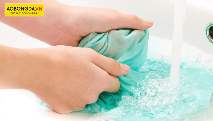 Cẩn thận trong quá trình giặt giũ để giữ áo bền hơn