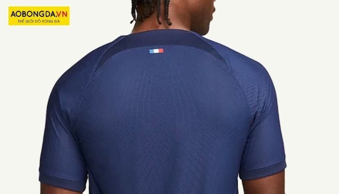 Logo cờ Pháp tinh tế đằng sau cổ áo