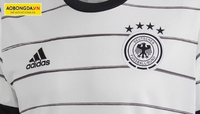  Logo của Đội tuyển Đức được đặt ở phía trên ngực trái