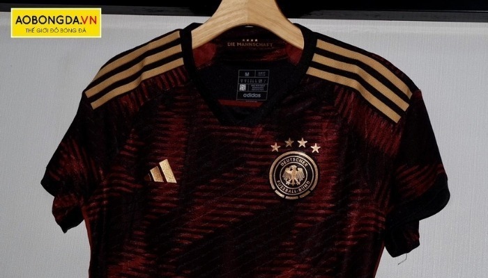 Mẫu áo Đức 2022 sân khách độc lạ với cổ áo bẻ kết hợp cổ tròn