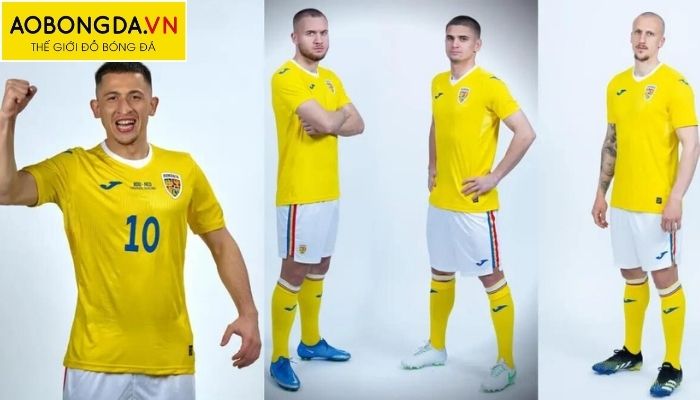 Áo sân nhà của đội tuyển bóng đá Romania thường được thiết kế với màu chủ đạo là màu vàng