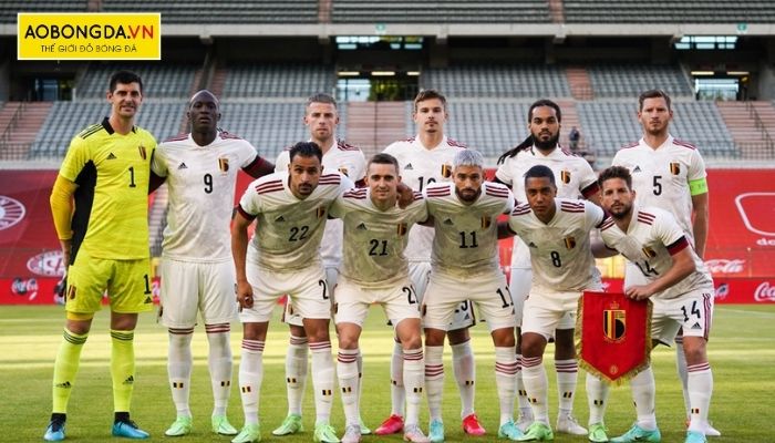 Bộ áo Bỉ Euro sân khách 2020 mang màu trắng họa tiết xám nổi bật