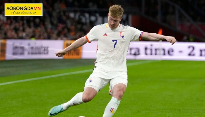 Thiết kế áo Bỉ WC 2022 sử dụng màu trắng làm chủ đạo