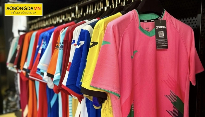 AOBONGDA.VN cung cấp dịch vụ thiết kế áo đá bóng theo yêu cầu đáp ứng nhu cầu đa dạng của khách hàng