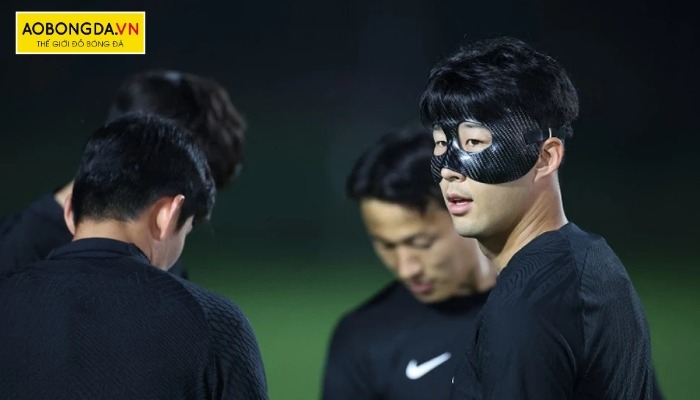 Cầu thủ được phép đeo mặt nạ bảo hộ để đảm bảo an toàn khi thi đấu