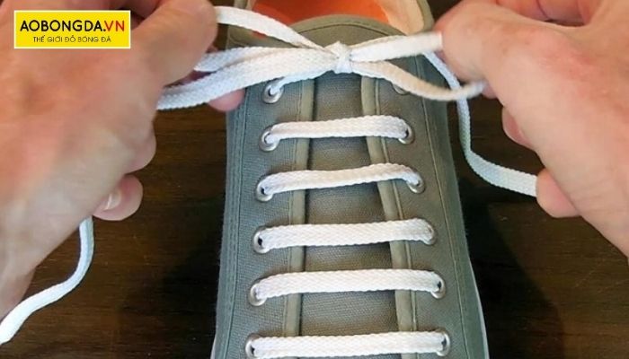 Nới lỏng dây giày để khắc phục giày bị chật