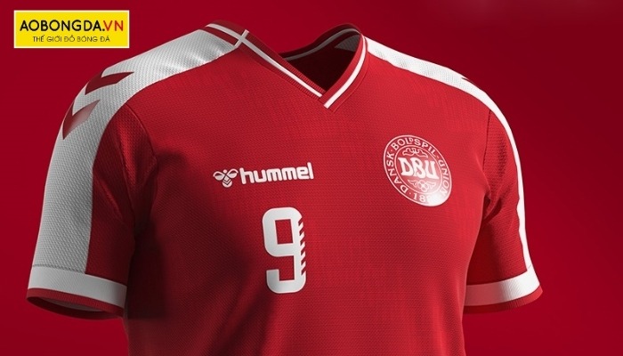 Logo của đội bóng và logo DBU nổi bật trên áo