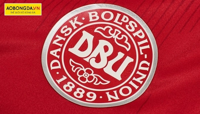 Logo tuyển Đan Mạch có hai màu chính là đỏ và trắng