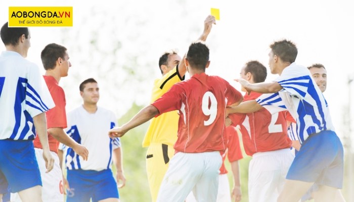 Phạt thẻ là một trong các lỗi thường gặp trong bóng đá khi trọng tài “cảnh cáo” các cầu thủ vi phạm