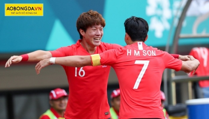 Son Heung Min mặc áo bóng đá đội tuyển Hàn Quốc 