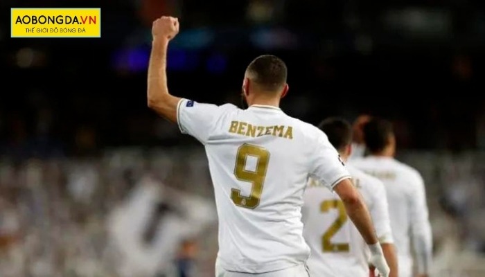 Áo của Benzema mang số 9