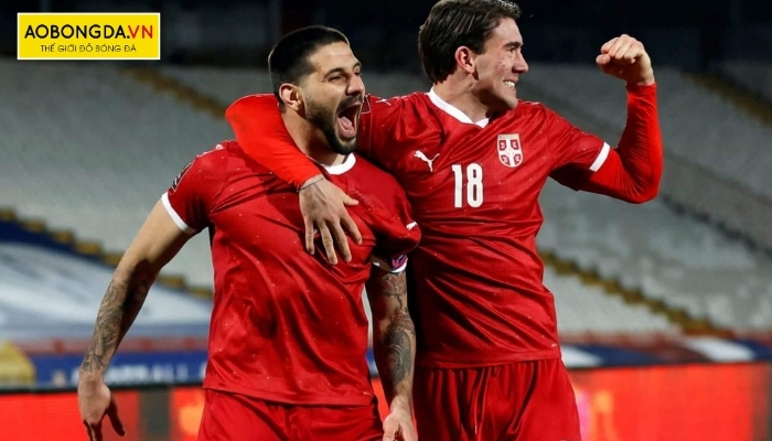 Các cầu thủ Serbia đang ăn mừng bàn thắng