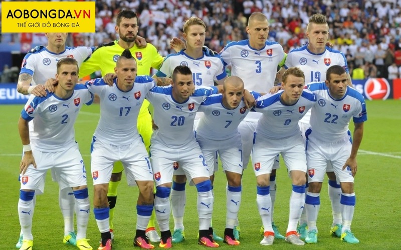 Áo đá bóng Slovakia sân khách mùa giải 2023
