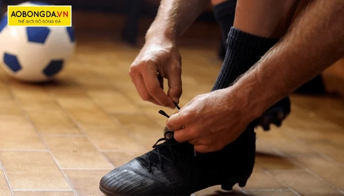 Cách buộc dây giày đá bóng kiểu đan chéo đơn giản, dễ thực hiện