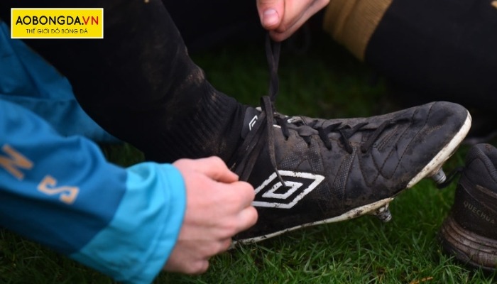 Kiểu xỏ dây giày bóng đá nút chạy sẽ giúp bàn chân được cố định một cách chắc chắn