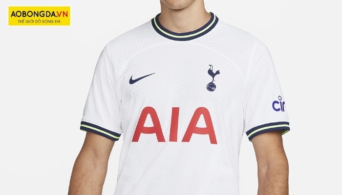 Điểm nhấn của áo Tottenham giá rẻ nằm ở đường kẻ sọc đen - xanh neon