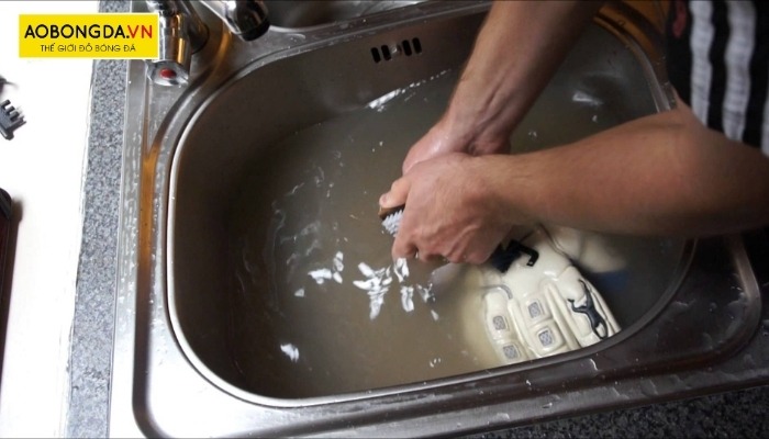 Nên giặt găng tay thủ môn bằng tay để tránh nhanh bị mòn và giảm tuổi thọ