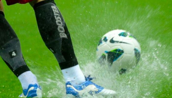 chọn giày phù hợp khi chơi đá bóng dưới trời mưa
