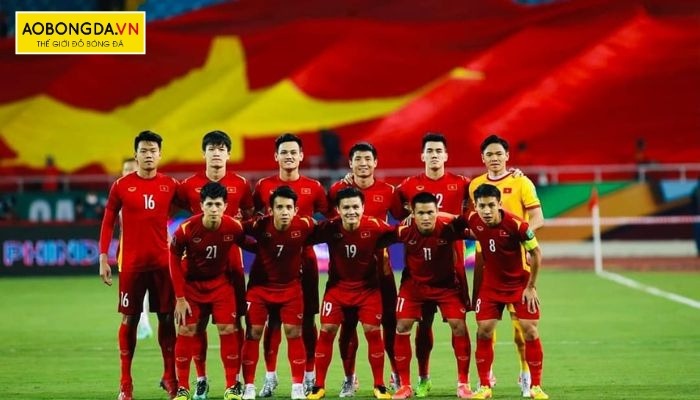 Đội tuyển Việt Nam với sự kết hợp của cờ đỏ sao vàng 