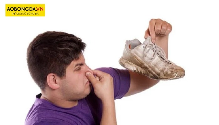 Không nên nhét tất đã sử dụng vào giày để hạn chế mùi hôi