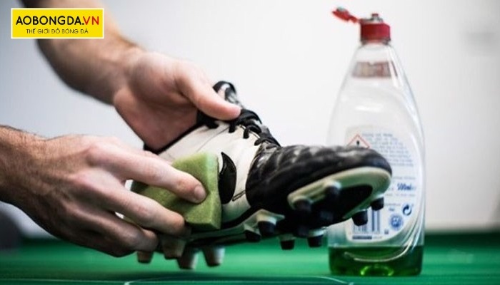 Cần vệ sinh sạch sẽ giày đá bóng bị dính dầu khí bằng các dung dịch làm sạch chuyên dụng