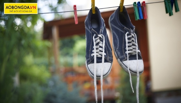 Phơi giày ở nơi thoáng mát giúp loại bỏ môi trường khiến cho vi khuẩn phát triển