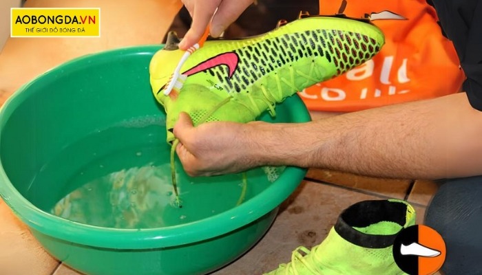 Sử dụng xà phòng và bàn chải mềm để nhẹ nhàng làm sạch bề mặt trên của giày đá banh