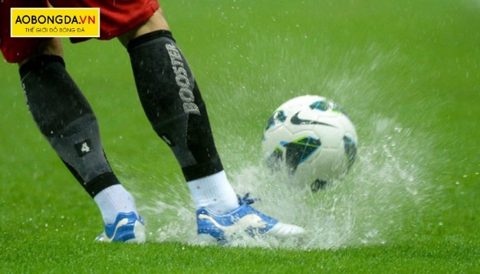 Nên hạn chế việc để giày đá bóng bị ướt sau mỗi trận đấu