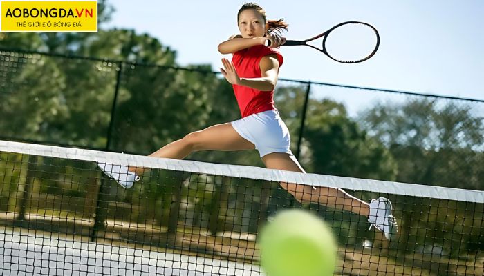 Vận động viên tennis đang thi đấu trên sân.