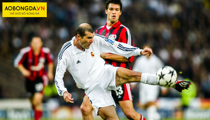 Ngôi sao Zidane đang thực hiện cách đá vô lê vào lưới đối phương