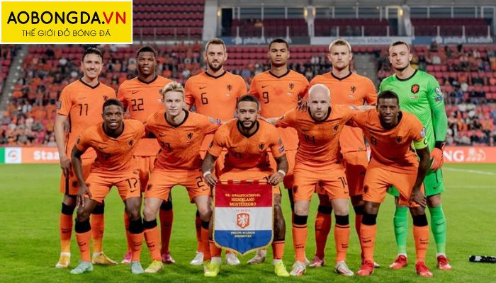 Đôi tuyển quốc gia Hà Lan với áo bóng đá tay dài mùa giải mới nhất