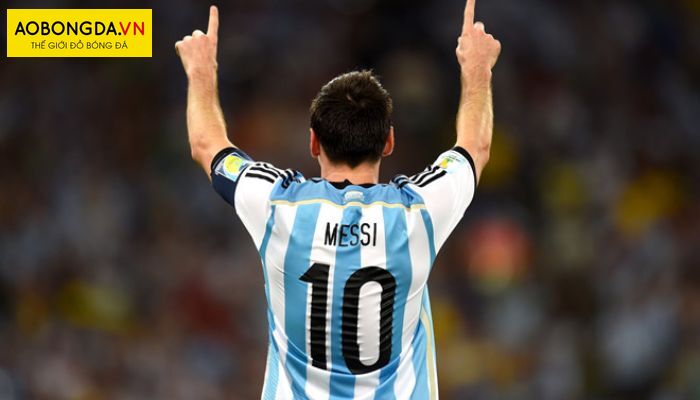 Lionel Messi trong áo số 10 của đội tuyển Argentina, ăn mừng bàn thắng