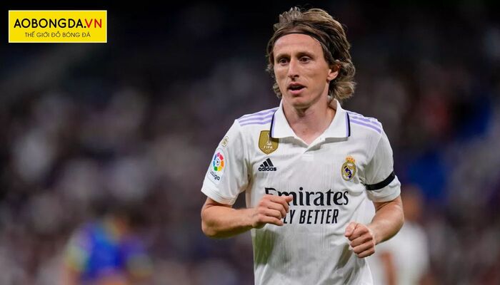 Cầu thủ Luka Modric sút bóng bằng 2 chân