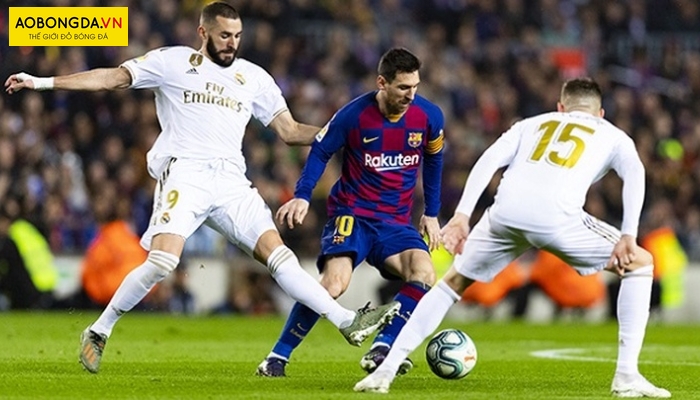 Messi đối đầu với hai cầu thủ Real Madrid