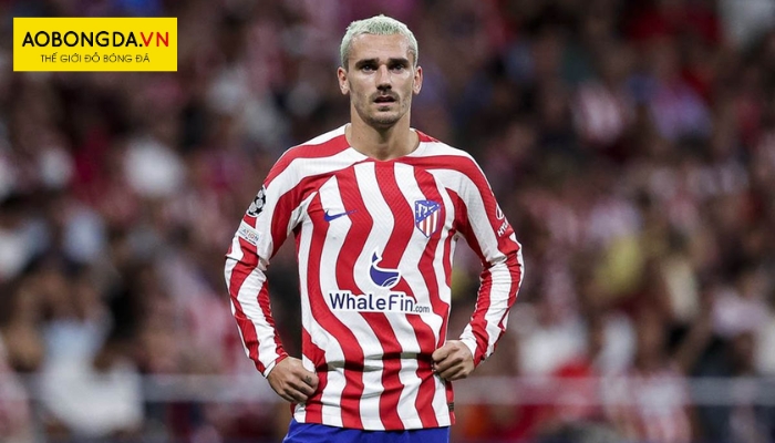 Cầu thủ đang mặc áo câu lạc bộ Atletico Madrid sân nhà 2023 – 2024