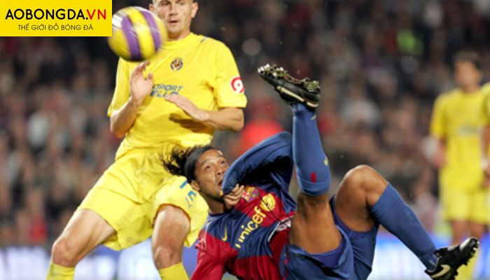 Huyền thoại Ronaldinho với pha ngả bàn đèn tuyệt đẹp trong trận đấu với Villarreal.