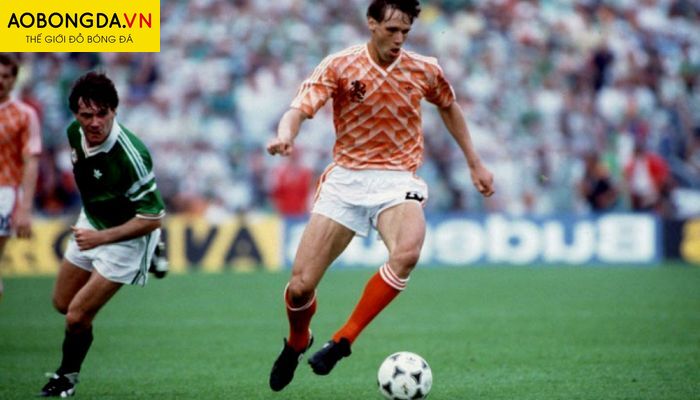 Marco Van Basten và cú ngả bàn đèn đã đi vào lịch sử bóng đá khi gặp FC Den Bosch.