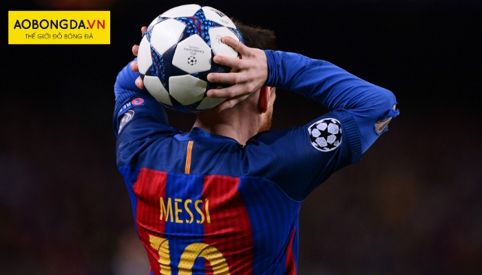 Messi đang thực hiện ném biên ngoài sân