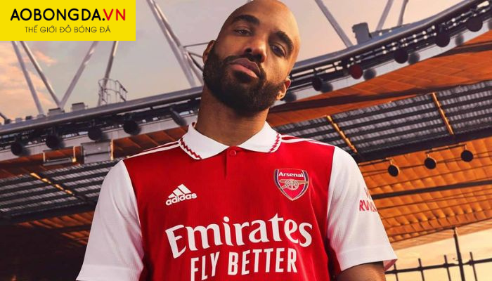 Mẫu áo Arsenal sân nhà mùa giải 2022 - 2023 với sự kết hợp giữa đỏ và trắng